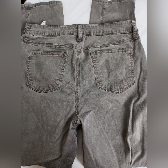 CHICOS So Slimming Gray High-Waisted Jeans (#1,413) - Picture 6 of 6